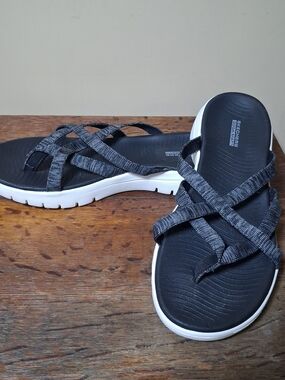 Skechers Women’s Flex Comfort Goga Mat Strappy Sandals; Size 10; Black & Gray